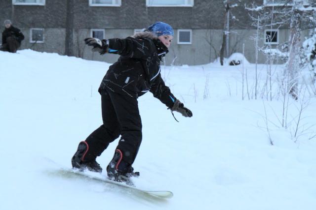 Lumilautailua kotipihassa